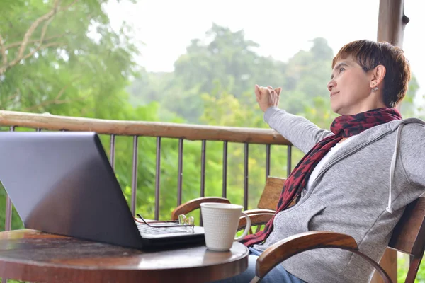 Glad Medelålders Kvinna Avkopplande Med Laptop Comper Hemma — Stockfoto