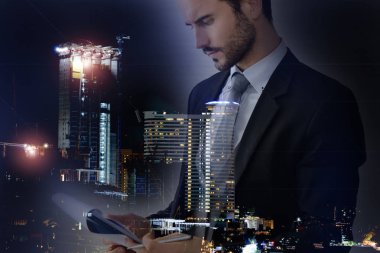 Çift pozlama fotoğraf bir işadamı ve şehir görüntüsü