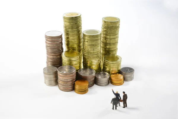 Uomini Affari Miniatura Guardando Indicando Pila Monete Sfondo Bianco Imprese — Foto Stock