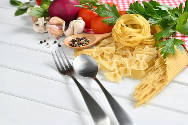 Spaghetti Pasta Farfalle Linguine Con Verdure Spezie Tavola Legno Bianco — Foto Stock