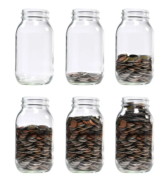 ビジネス 白い背景で隔離の経済的概念のガラス瓶の中のコインの山のステップのイメージ — ストック写真