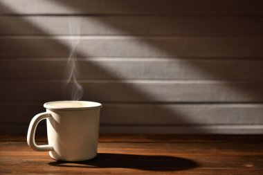 Ahşap arka plan üzerinde duman ile kahve