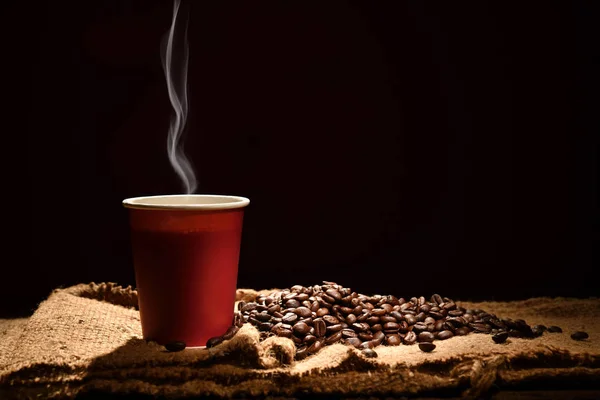 Papieren Kopje Koffie Met Rook Koffie Bonen Zwarte Achtergrond — Stockfoto