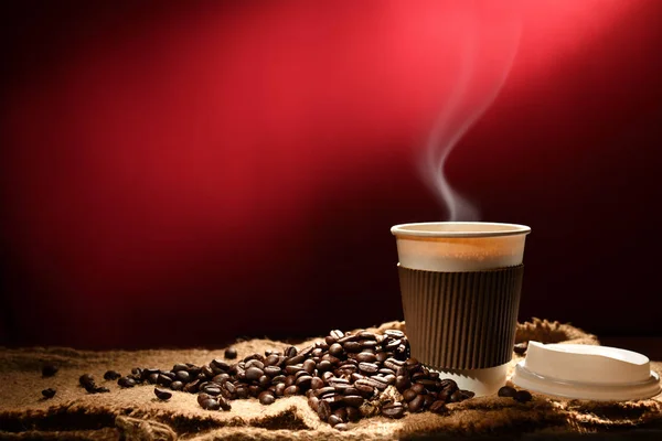 Paperikuppi Kahvia Savua Kahvipapuja Punaruskealla Pohjalla — kuvapankkivalokuva