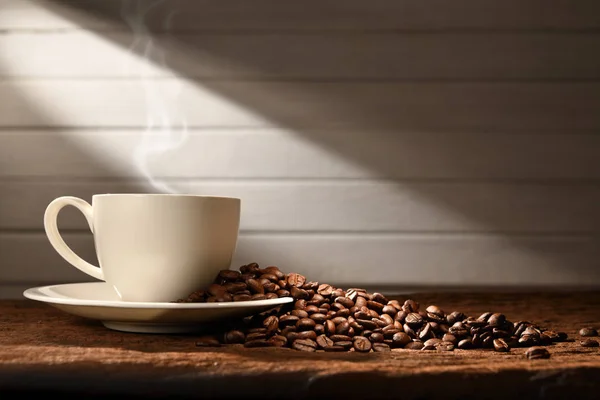 木制背景烟咖啡豆杯咖啡 — 图库照片