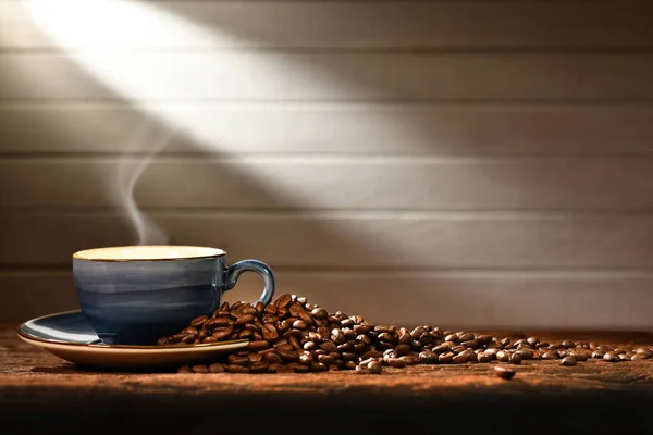 Kopje Koffie Met Rook Koffie Bonen Houten Achtergrond — Stockfoto