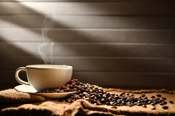 Taza Café Con Humo Granos Café Sobre Fondo Madera — Foto de Stock