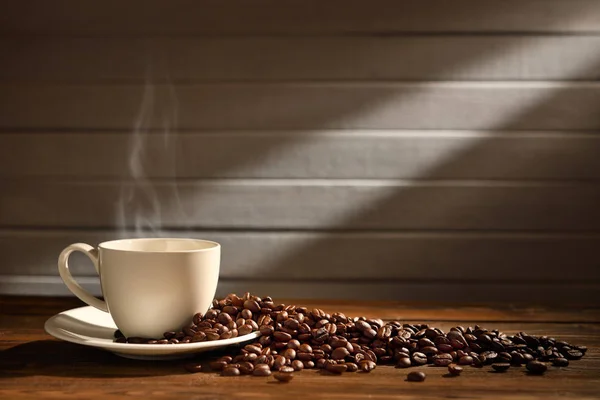 Ahşap Arka Plan Üzerinde Duman Kahve Çekirdekleri Ile Kahve — Stok fotoğraf