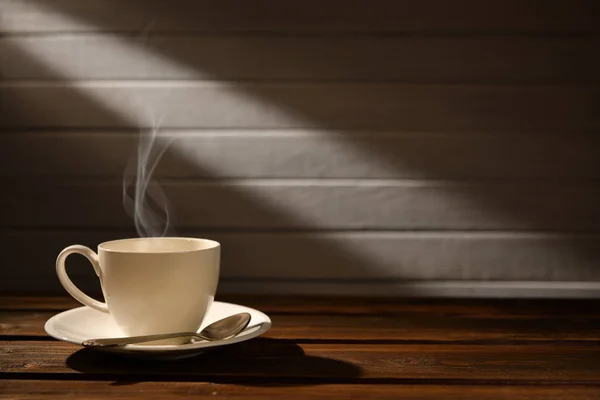 Tasse Café Avec Fumée Sur Fond Bois — Photo