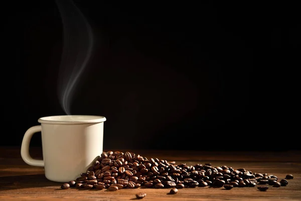 Tasse Kaffee Mit Rauch Und Kaffeebohnen Auf Schwarzem Hintergrund — Stockfoto