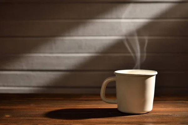 Φλιτζάνι Καφέ Τον Καπνό Φόντο Ξύλινη — Φωτογραφία Αρχείου