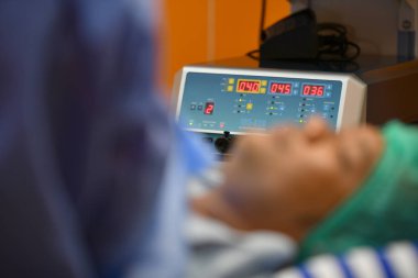 Cerrah ne zaman hasta tedavi bir kardiyogram teftiş