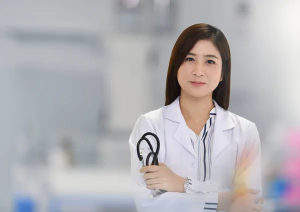Mujer Médica Asiática Sonriente Con Estetoscopio Hospital Con Espacio Para — Foto de Stock