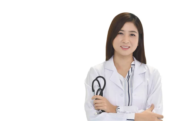 Souriant Asiatique Médecin Femme Avec Stéthoscope Isolé Sur Fond Blanc — Photo