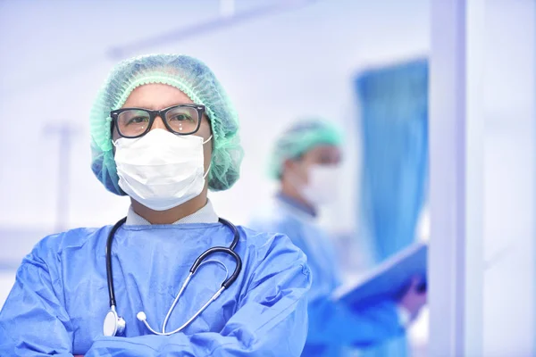 Senior Aziatische Mannelijke Chirurg Met Masker Gereed Voor Gebruik Het — Stockfoto