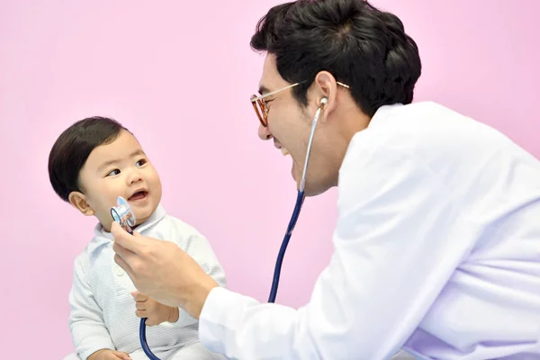 Pediatra Asiático Examinando Bebê Com Estetoscópio Hospital — Fotografia de Stock