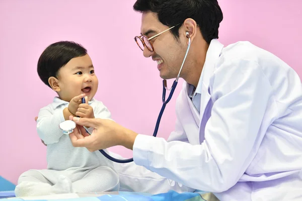 Pediatra Asiática Examinando Bebé Con Estetoscopio Hospital — Foto de Stock