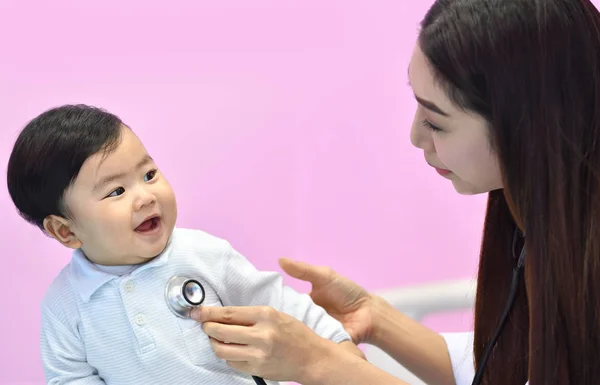 Pediatra Asiática Examinando Bebé Con Estetoscopio Hospital — Foto de Stock
