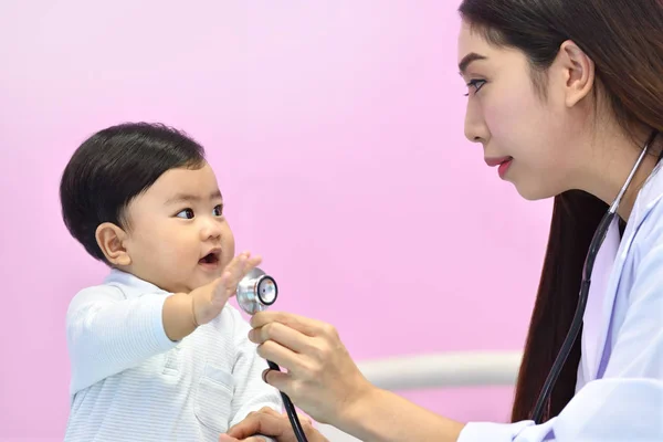 アジア小児科病院で聴診器で赤ちゃんを調べる — ストック写真