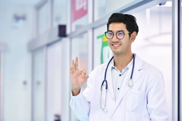 Sorridente Medico Asiatico Con Stetoscopio Fare Gesto Mano Ospedale Con — Foto Stock