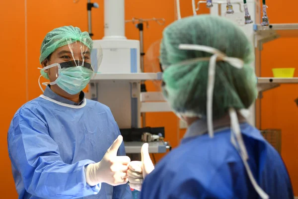 团队外科医生祝贺手术室手术成功 — 图库照片