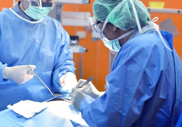 在医院手术室工作的团队外科医生 — 图库照片
