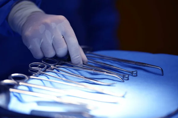 Cirujano Mano Recogiendo Instrumento Bandeja Instrumentos Quirúrgicos — Foto de Stock