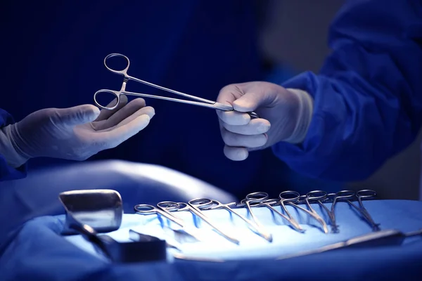 Cirujano Mano Recogiendo Instrumento Bandeja Instrumentos Quirúrgicos — Foto de Stock