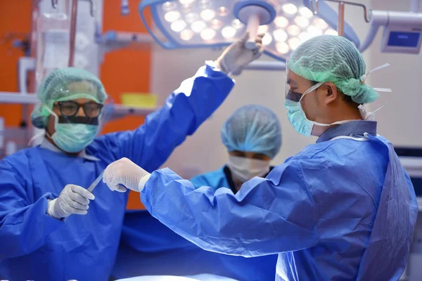 在医院手术室工作的团队外科医生 — 图库照片