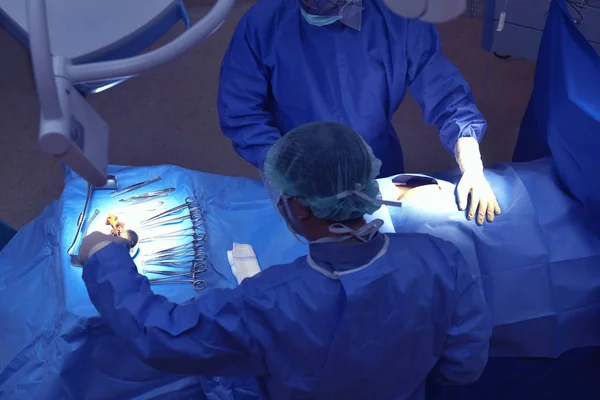 高级视图 在医院手术室工作的团队外科医生 — 图库照片
