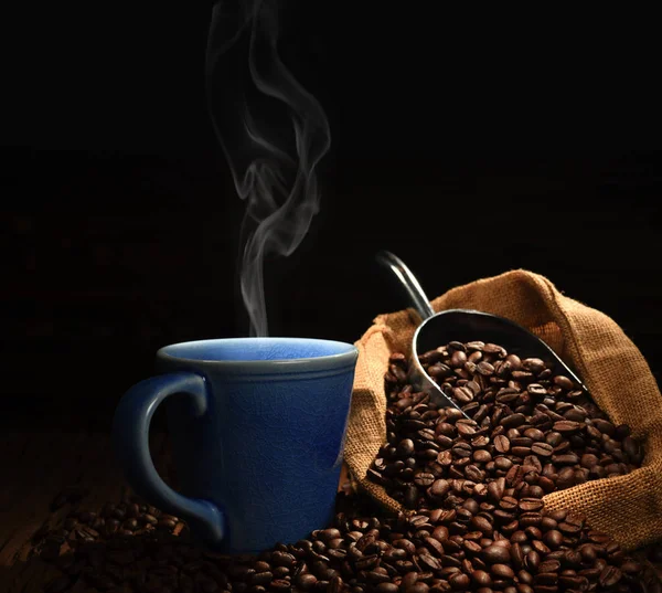 Kopje Koffie Met Rook Koffie Bonen Zwarte Achtergrond — Stockfoto