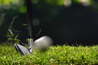 Golf Kulübü beatuiful golf sahasında golf topu isabet