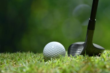 Yeşil çimenlerin üzerinde golf sahası arka plan vurdu olmak için hazır üzerinde golf topu