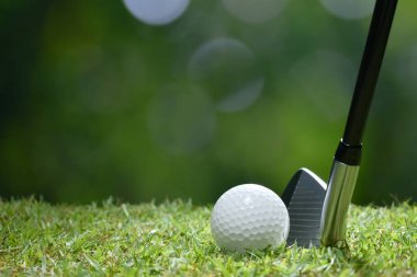 Yeşil çimenlerin üzerinde golf sahası arka plan vurdu olmak için hazır üzerinde golf topu