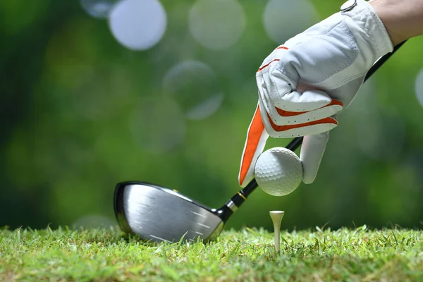 Hand Hält Golfball Mit Abschlag Auf Golfplatz — Stockfoto
