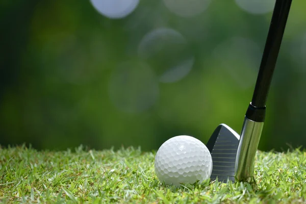 在准备打高尔夫球场背景上的绿色草地上的高尔夫球场球 — 图库照片