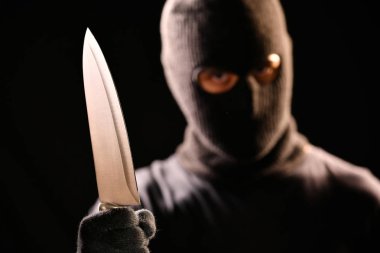 Soyguncu tutun siyah arka plan üzerine elinde bıçak