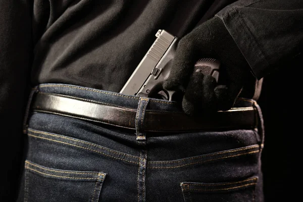 Człowiek Ukrywając Pistolet Jego Plecami — Zdjęcie stockowe