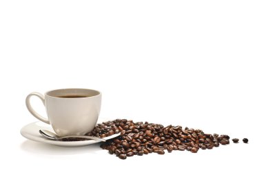  Beyaz arka planda izole edilmiş kahve ve kahve çekirdekleri.