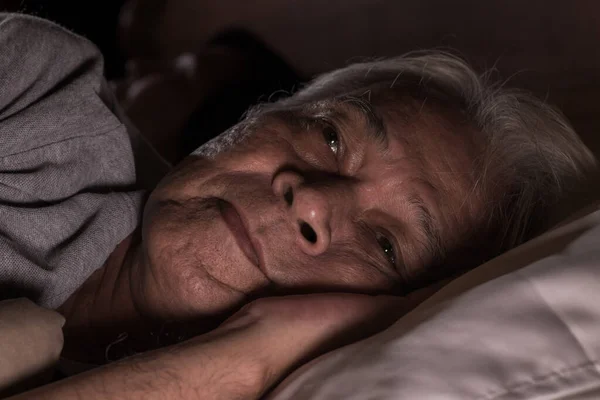 躺在床上垂头丧气的老年人失眠睡不着 — 图库照片