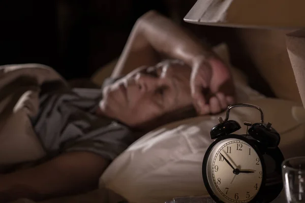 Depressieve Oudere Man Ligt Bed Kan Niet Slapen Van Slapeloosheid — Stockfoto