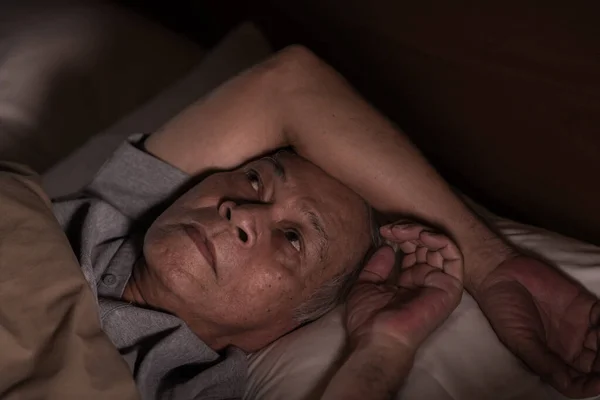 Депресивний Старший Чоловік Лежить Ліжку Може Спати Від Безсоння — стокове фото