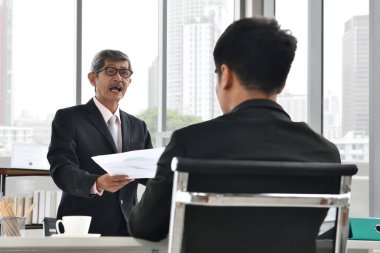 Asyalı kızgın patron çalışana bağırıyor, iş konsepti