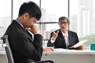 Kızgın patron çalışanına, iş konseptine, Asyalı iş adamına bağırıyor.