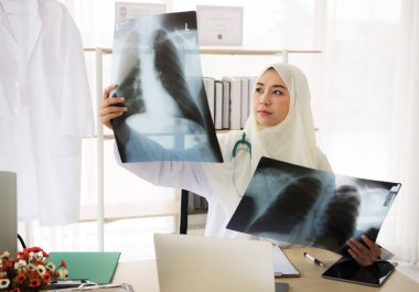 Röntgenlere bakan Müslüman kadın doktor hastaneye kaldırıldı