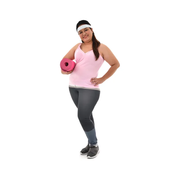 Übergewichtige Asiatische Frau Mit Trainingsmatte Isoliert Auf Weißem Hintergrund — Stockfoto