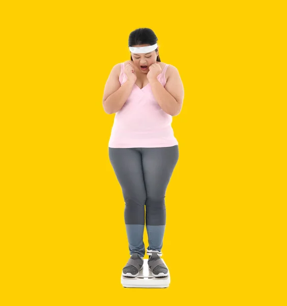 Nadváha Asijské Žena Vypadá Šokován Vidět Váhu Stupnici — Stock fotografie