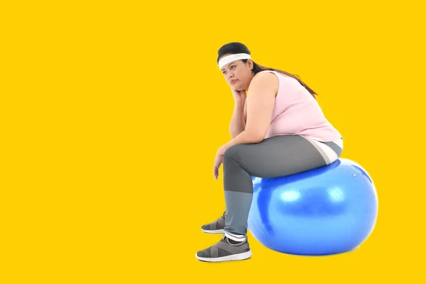 Overgewicht Aziatische Vrouw Zitten Een Sportschool Bal Zoek Verveeld — Stockfoto