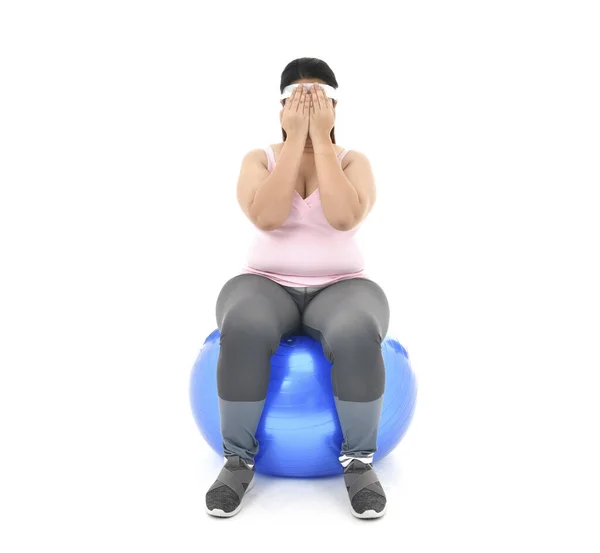 Übergewichtige Asiatische Frau Sitzt Auf Einem Turnball Und Sieht Gestresst — Stockfoto