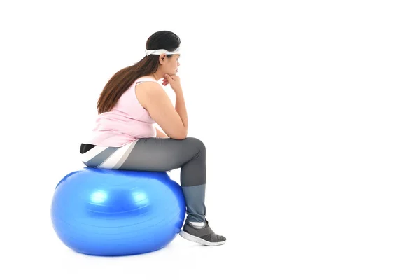 Übergewichtige Asiatische Frau Sitzt Auf Einem Turnball Und Sieht Gelangweilt — Stockfoto